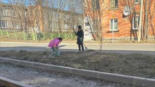 Два ребенка с инструментов, участвуют в субботнике